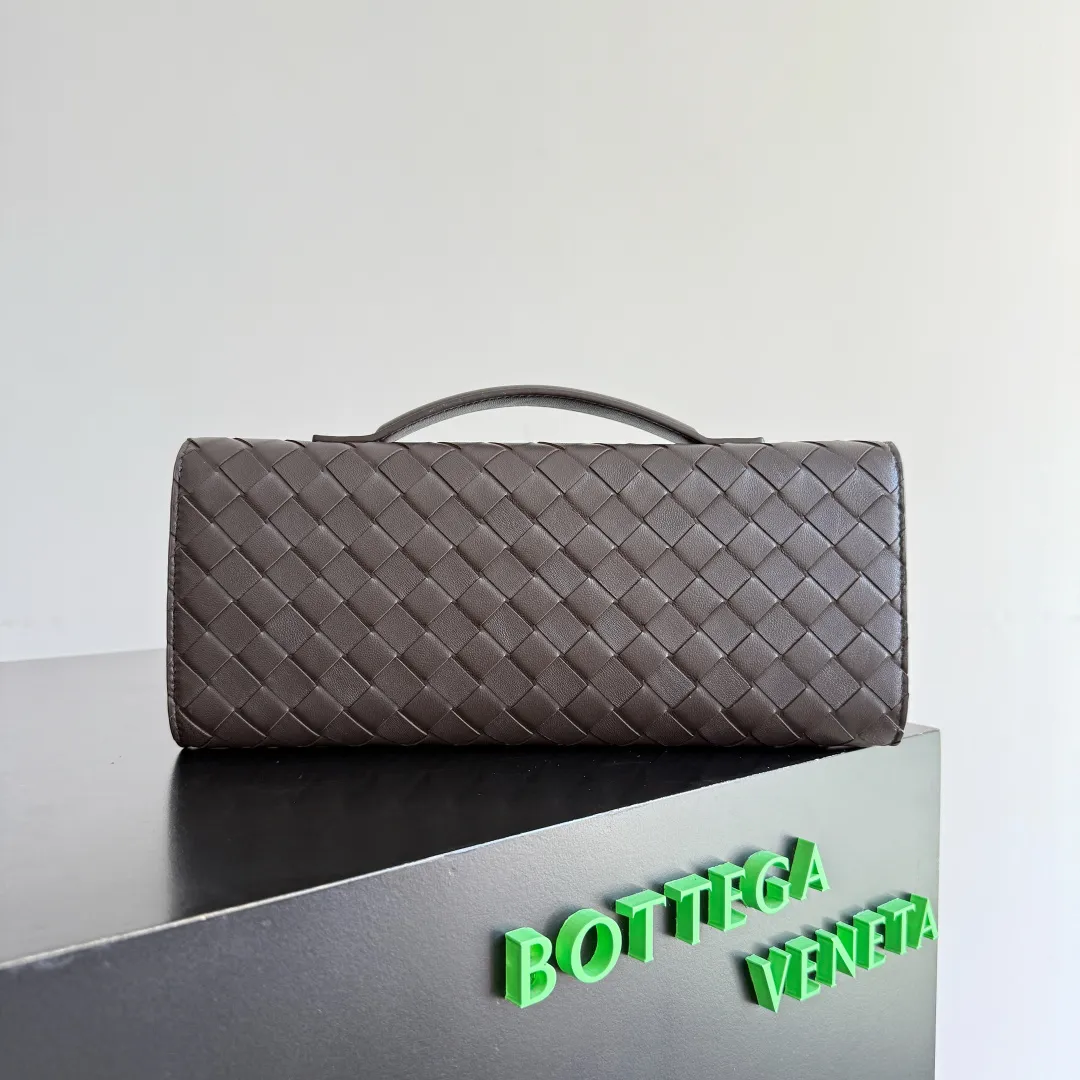 Batch 1720 Bottega Veneta clutch bags are shipping! The carefully crafted latch opening and closing is like a small key, giving us a sense of ritual every time we use this bag. The innovative design this time is to make the latch part into the shape of a small daisy. The originally elegant and restrained style instantly adds some playfulness, and matches with a skirt. Going out for a picnic or admiring the scenery will add to the overall look🌸🌸The heavily crafted daisy is lifelike and full of exquisiteness. The fixed rope is also decorated with a winding golden rope and a small leaf, echoing the daisy. The whole bag looks very coordinated. Style number: 836810 (741511) Size: 31*13*3cm